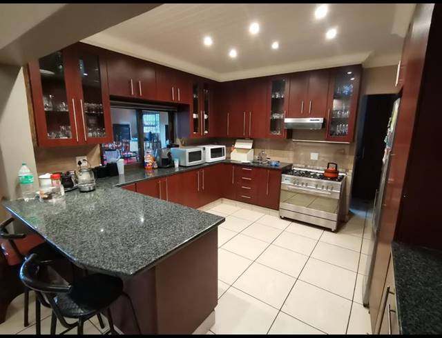 4 BEDROOM TOWNHOUSE FOR SALE IN VANDERBIJLPARK SW 5